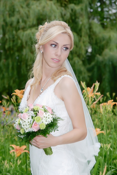 Braut mit einem Strauß im Freien - Foto, Bild
