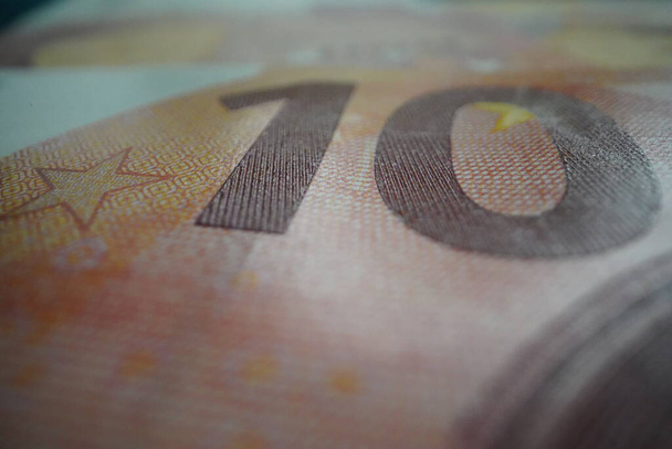 Ez a tíz eurós bankjegyről készült közeli kép egy részletre összpontosít: a 10-es számra. Ez illusztrálhatná a pénzügyi ágazat által nyújtott gazdasági szolgáltatások tartalmát, a pénzt kezelő vállalkozások széles körében. Pénzügyi szolgáltatások  - Fotó, kép