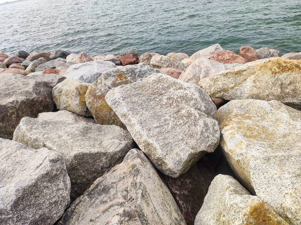 Grandes pierres sur le bord de mer. Pierre gros plan - Photo, image