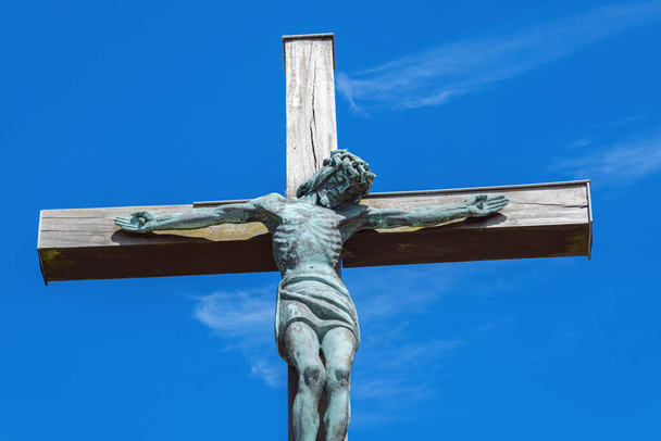 Christusstatue am Kreuz vor blauem Himmel in Frankreich - Foto, Bild