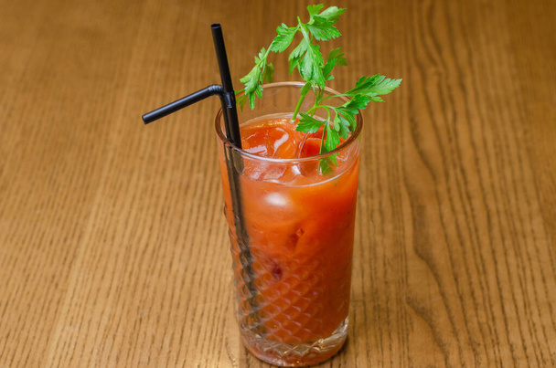 томатный сок со льдом в стакане - Фото, изображение