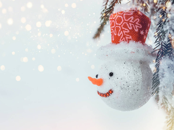Lumiukko joulukuusi koristelu. Talvilomat postikortti - Valokuva, kuva