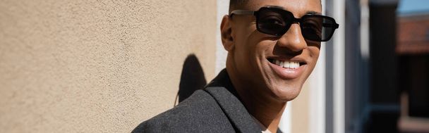 portré vidám afro-amerikai férfi divatos napszemüveg néz kamera szabadban, banner - Fotó, kép