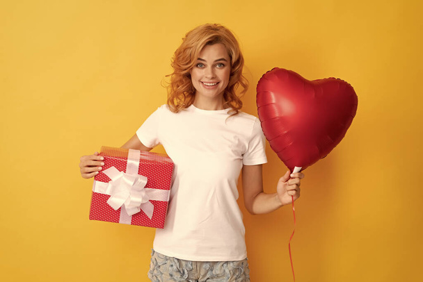 ハートバルーンとボックスを持つ幸せな赤毛の女の子。ハッピーバレンタインデー. - 写真・画像