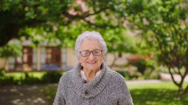 Rahatla, emeklilik ve bahçedeki huzurevinde doğal portre gülüşü ve kırışıklıkları olan kadın. Yaşlılar ve yaşlılar emeklilikten mutlu mesut doğada neşeyle gülümsüyorlar. - Video, Çekim