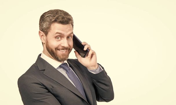 Hombre feliz jefe hablar en el teléfono móvil aislado en el espacio de copia blanca, teléfono celular. - Foto, imagen