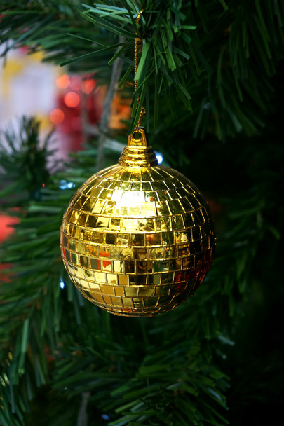 Χριστουγεννιάτικο δέντρο φόντο, διακοσμημένο δέντρο με χριστουγεννιάτικα στολίδια και τα φώτα - Φωτογραφία, εικόνα
