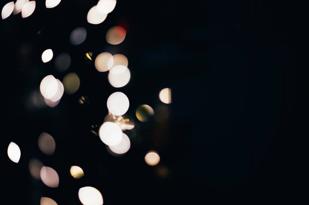 Colorato bokeh astratto fatto da luci di Natale su sfondo nero isolato. Concetto vacanza, sfocatura bokeh, sovrapposizione per le tue immagini. - Foto, immagini