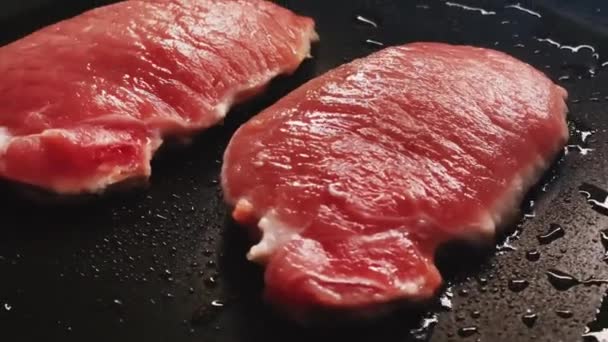 Comida y receta, cocinar filete de carne en la sartén. Imágenes de alta calidad 4k - Metraje, vídeo