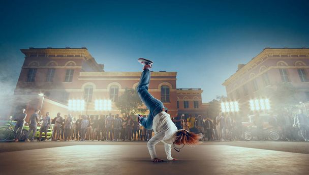 Bailarina callejera chica danza breakdance en la calle de la noche - Foto, imagen