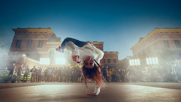 Ulice tanečnice dívka tanec breakdance na večerní ulici - Fotografie, Obrázek