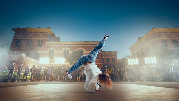 Dança dançarina de rua menina breakdance na rua à noite - Foto, Imagem