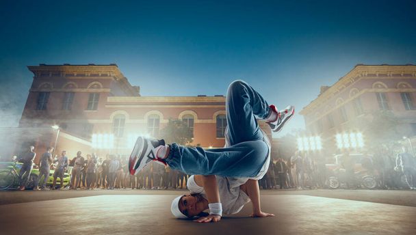 Ulice tanečnice dívka tanec breakdance na večerní ulici - Fotografie, Obrázek