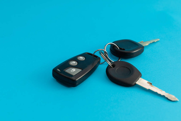 Autó kulcsok kék háttér - Fotó, kép