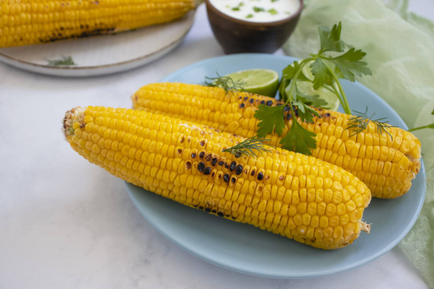 Жареная кукуруза, лайм на светлом фоне - Фото, изображение