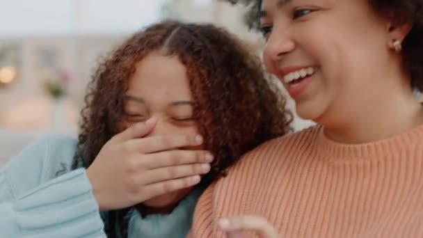 Vrijheid, ontspanning en lesbisch koppel lachen en binden op een bank in hun huis, gelukkig en tevreden samen. Liefde, glimlach en grap door zwarte vrouwen praten, genieten van vrije tijd, relatie en gesprek. - Video