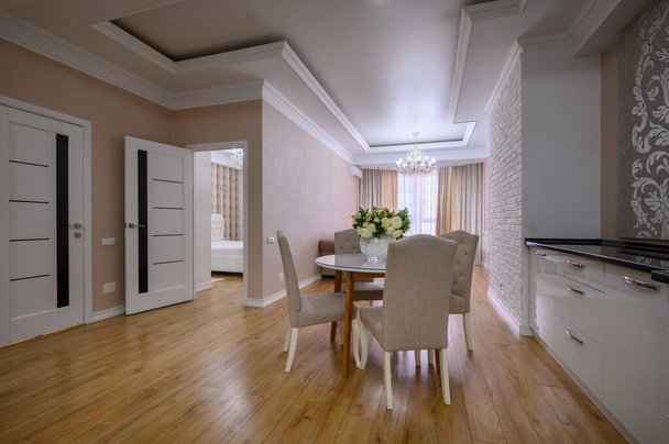 Πολυτελές λευκό και ροζ μοντέρνο στούντιο διαμέρισμα εσωτερικό με τραπεζαρία, καθιστικό και υπνοδωμάτιο - Φωτογραφία, εικόνα