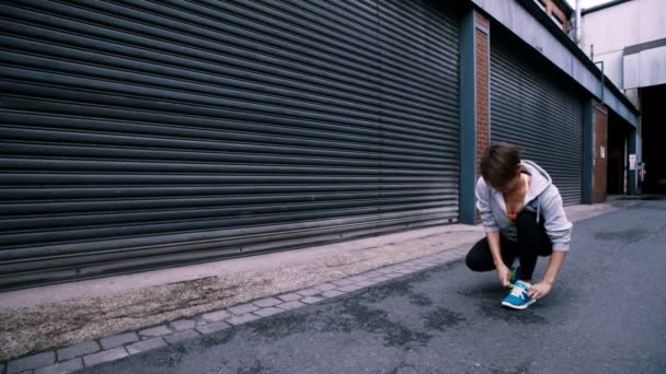 Menina começa a correr na rua da cidade
 - Filmagem, Vídeo