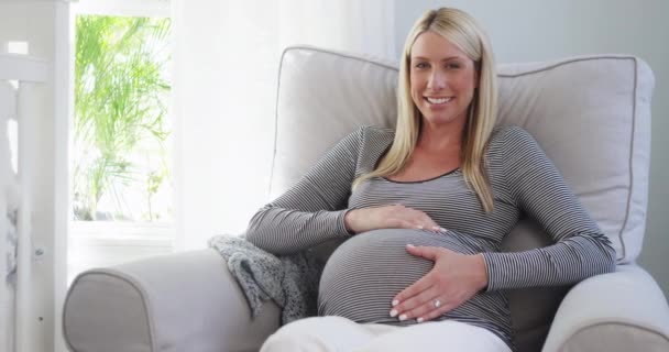 妊娠中の女性は保育園でロッキングチェアに座って - 映像、動画