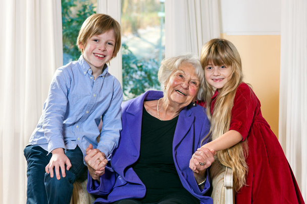 Aantrekkelijke jongen en meisje met hun grootmoeder. - Foto, afbeelding