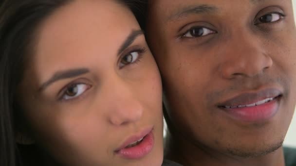 Boldog afro-amerikai és kaukázusi pár mosolygós - Felvétel, videó