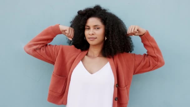 Zwarte vrouw, portret en sterke arm van zwart meisje voelen zich mondig en trots op studio-achtergrond. Succes, winnen en motivatie met Afro-Amerikaanse vrouw poseren in de macht, kracht mindset. - Video