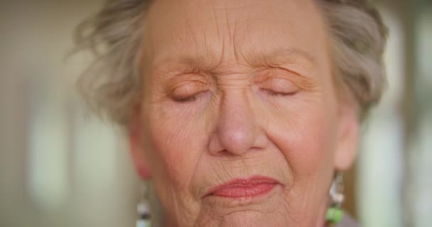 Iäkäs nainen ajattelee, todella surullinen väsynyt siniset silmät eläkkeelle ja luonnollinen näön menetys. Ryppyjä kasvoilla yksinäinen vanhempi henkilö, muistoja ajatuksen ja dementian mielessä vanhuudessa kotona surua. - Materiaali, video
