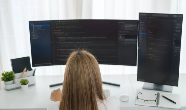 Von oben betrachtet Programmierer Programmierung HTML und Programmierung Computerskript auf breiten Displays in modernen Büros. - Foto, Bild