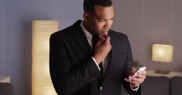 schöner schwarzer Geschäftsmann tippt auf Smartphone - Filmmaterial, Video
