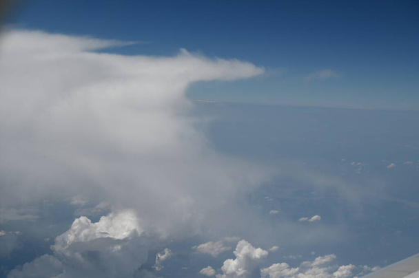 A magaslati felhők, ahogy repülünk Kína felett - felfedezni a csodálatos látnivalók az ég  - Fotó, kép