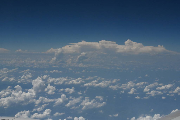 As nuvens de alta altitude enquanto sobrevoamos a China explorando as vistas maravilhosas do céu  - Foto, Imagem