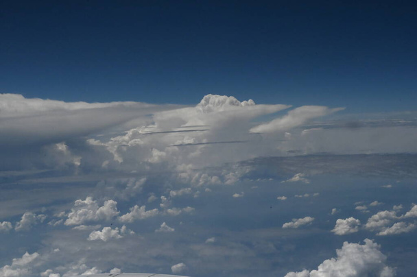 Vysoká nadmořská výška mraky, jak letíme nad Čínou - zkoumání nádherné památky oblohy  - Fotografie, Obrázek