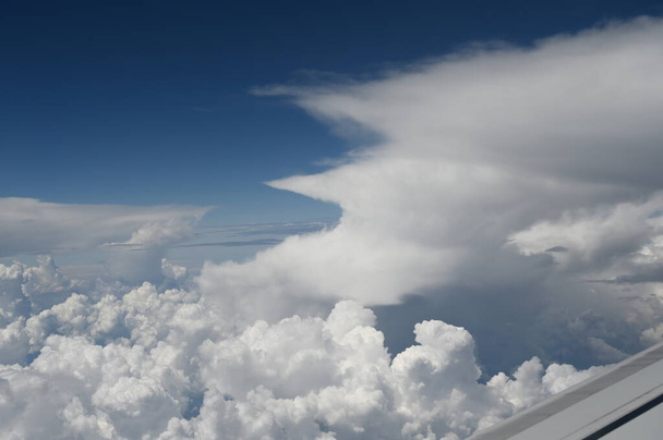 Die hohen Wolken während wir über China fliegen - die wunderbaren Ansichten des Himmels erkunden  - Foto, Bild