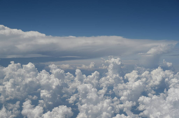 Les nuages de haute altitude que nous survolons la Chine explorer les magnifiques vues du ciel  - Photo, image