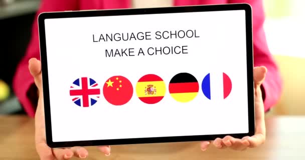 A személy táblagépet használ az e-tanulás különböző nyelveken. Modern online oktatási munka és tanulás hazai és nemzetközi kommunikációs koncepcióból. - Felvétel, videó