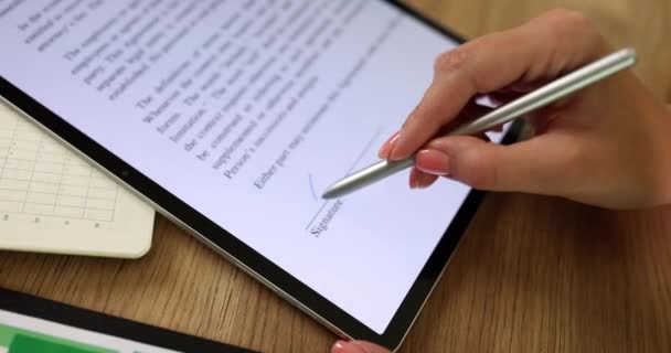 Γυναίκα χέρι κρατώντας γραφίδα βάζει ψηφιακή υπογραφή σε closeup έγγραφο. Υπογραφή συμφωνίας online - Πλάνα, βίντεο
