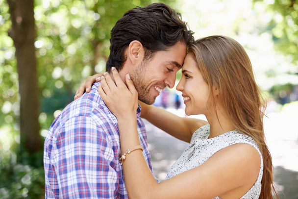Romanticismo da parco. una giovane coppia felice a braccetto in un parco - Foto, immagini