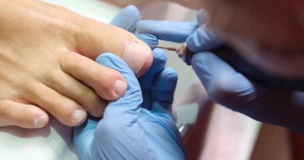 Technicien professionnel des ongles faisant pédicure pour le client. Concept beauté et soins des pieds - Séquence, vidéo
