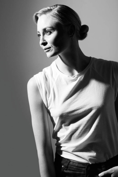 Beauté en noir et blanc. Image en noir et blanc d'une belle femme posant en tenue décontractée - Photo, image