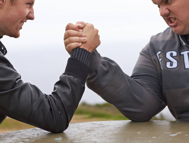 Tester leur force. deux amis ayant une compétition de bras de fer à l'extérieur - Photo, image
