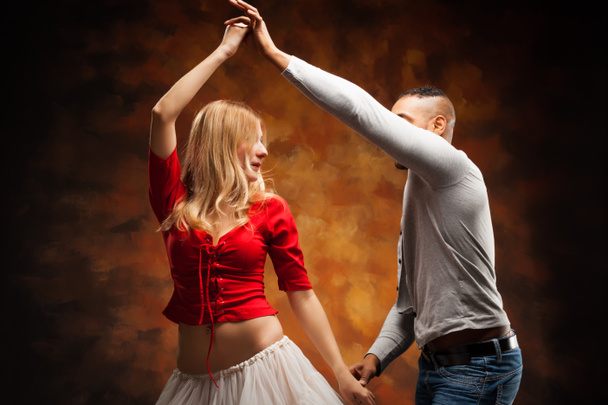 Молода пара танцює карибську сальсу - Фото, зображення