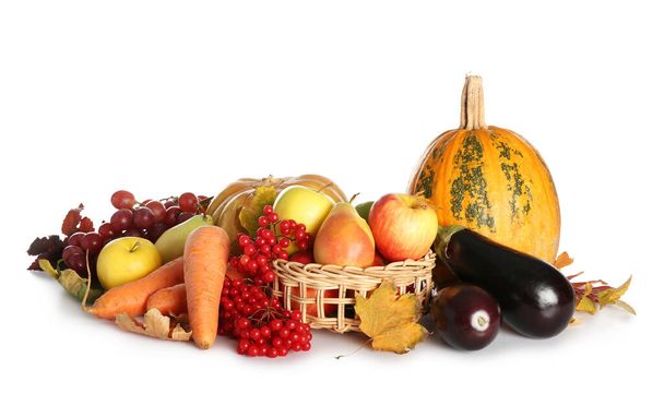 Komposition mit frischem Obst, Gemüse und Beeren auf weißem Hintergrund. Erntedankfest - Foto, Bild