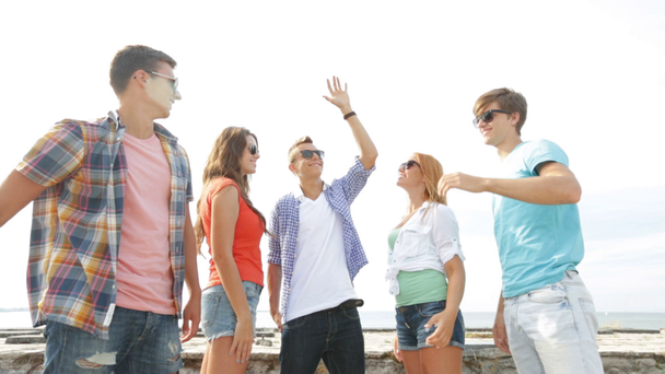 Grupa nastolatków uśmiechający się wychodzić na zewnątrz - Materiał filmowy, wideo