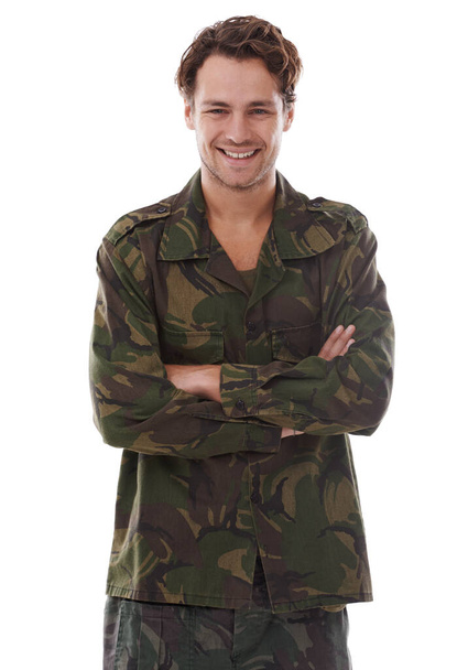 Stolz, für sein Land zu kämpfen. Ein glücklicher Soldat vor weißem Hintergrund - Foto, Bild
