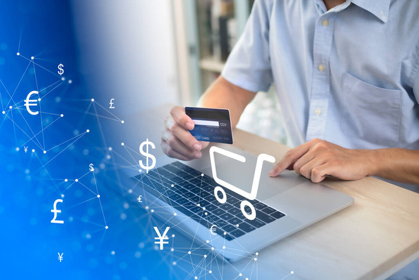 Online shopping concept through the internet and the use of currency exchange rates. Payment via digital wallet system and online transaction. The idea of shopping from anywhere in the world. - 写真・画像