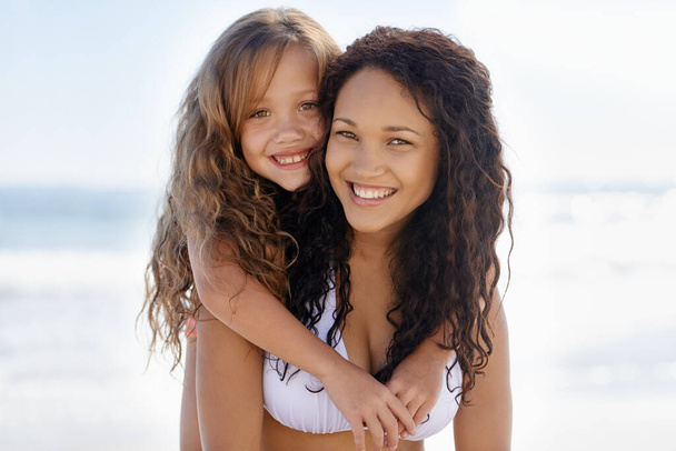 Οι κυρίες της οικογένειας. Μια νεαρή μητέρα και η κόρη της στην παραλία. - Φωτογραφία, εικόνα