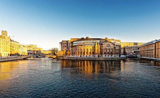 Palazzo del Parlamento svedese o Rosenbad al sole della sera
 - Foto, immagini