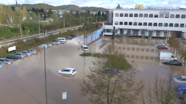 Samochody tkwi w zalanych, parking - Materiał filmowy, wideo