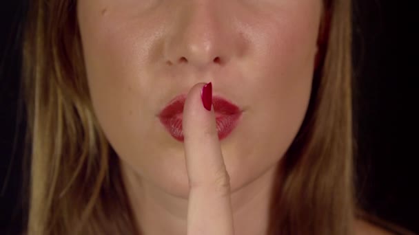 palec na czerwone usta - Materiał filmowy, wideo