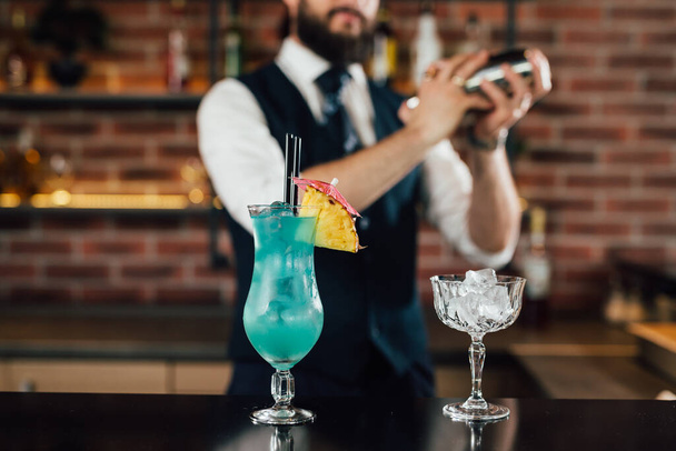barman preparing cocktail in bar - Fotoğraf, Görsel